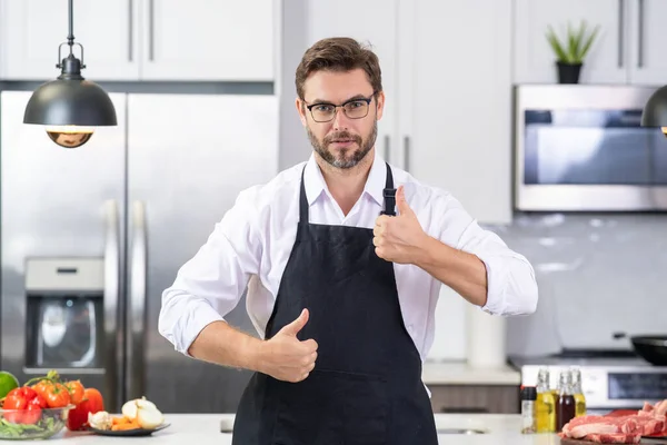 Şef Önlüklü Adam Mutfakta Yemek Pişiriyor — Stok fotoğraf