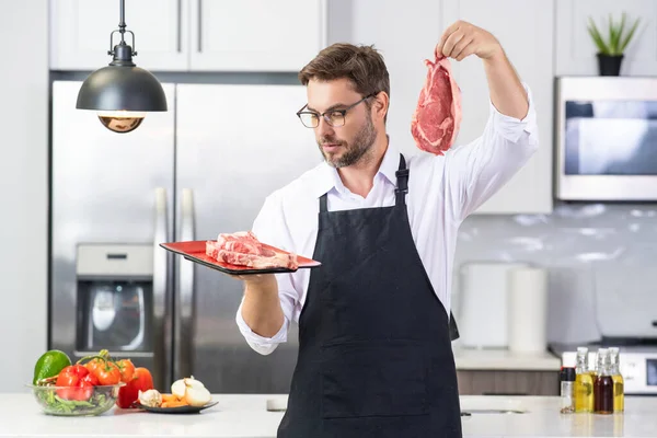 Aşçı Mutfakta Biftek Pişiriyor Malzemeleriyle Yemek Pişiren Sıradan Bir Adamın — Stok fotoğraf
