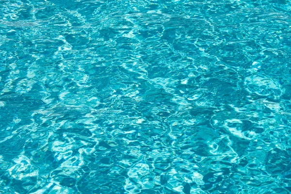 游泳池背景为蓝色 有阳光反射 池中有波纹 清澈的水背景 — 图库照片