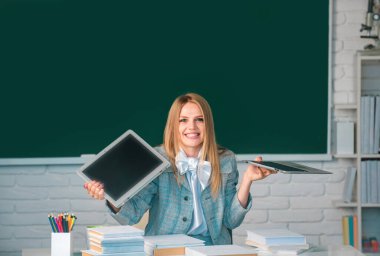 Başarısızlık, internet spam, stres. Komik öfkeli genç öğrencinin bilgisayarı parçalaması. Dişi, dizüstü bilgisayarı bozuyor. Genç, kendine güvenen ve çekici bir kız öğrencinin portresi.