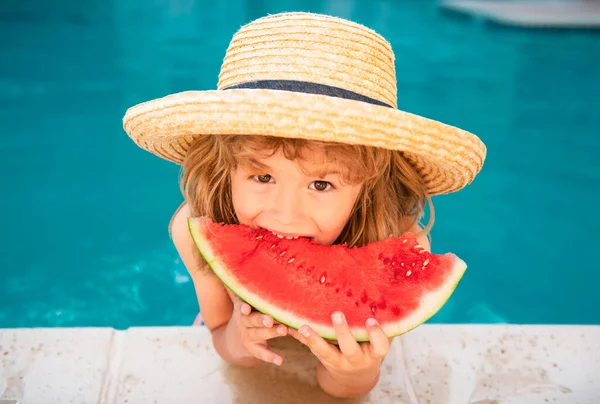 Porträtt Barn Pojke Äter Bit Vattenmelon Vid Swimmingpool Har Roligt — Stockfoto