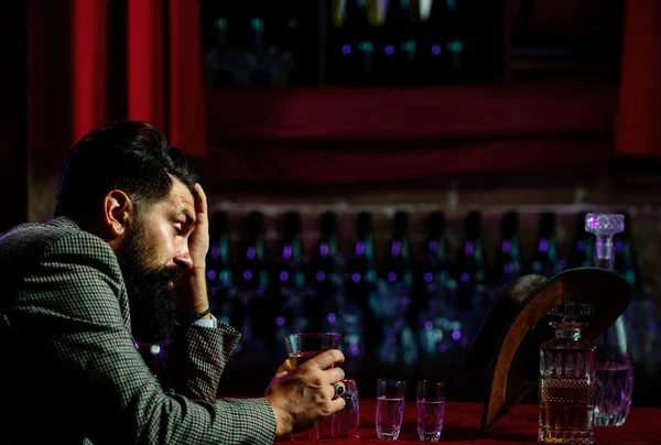 Schlechte Angewohnheit Alkoholsucht Schöner Bärtiger Mann Genießt Whiskey Der Bar — Stockfoto