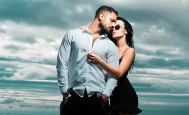 Sevimli seksi çift. Seni seviyorum. Aşık çift. Romantik öpüşme ve aşk. Baskın erkek şehvetli kadına sarılıyor. Tutku ve şehvet.