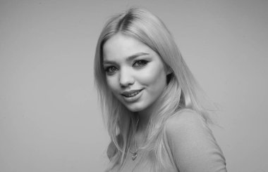 Mavi gözlü, güzel, şehvetli bir kadın. Seksi dudaklı kadın. Mutlu genç bir kadının portresi. Doğal ciltli güzel bir kadın. Sağlıklı, değişmemiş bir ten.