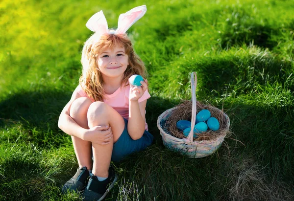 复活节快乐小兔子耳朵里的孩子 篮子里有复活节彩蛋 男孩在打猎蛋 — 图库照片