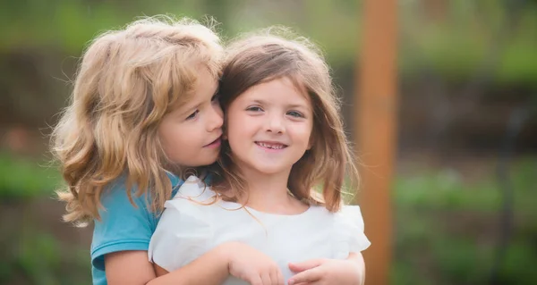 Kleiner Junge Und Mädchen Beste Freunde Umarmen Sich Kinder Küssen — Stockfoto