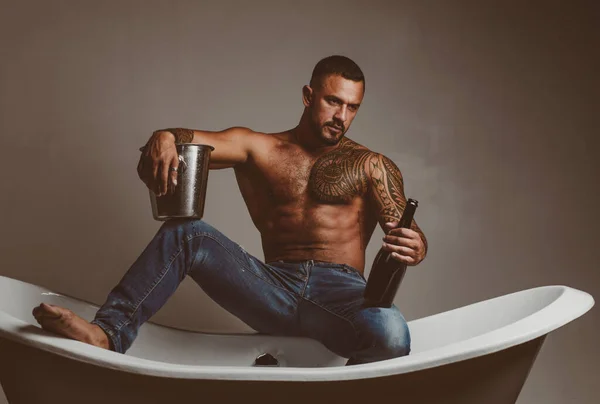 Homem Sexy Banheira Com Champanhe Celebrar Natal Gay Aniversário Sexo — Fotografia de Stock