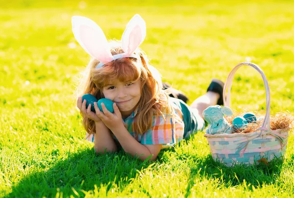 Niño Cazando Huevos Pascua Poniendo Hierba Niño Conejo Conejo Orejas —  Fotos de Stock