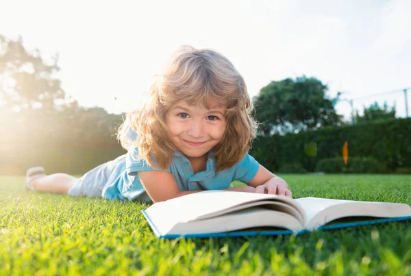 Niño Relajarse Las Vacaciones Niño Leer Libros Sobre Hierba Fondo — Foto de Stock