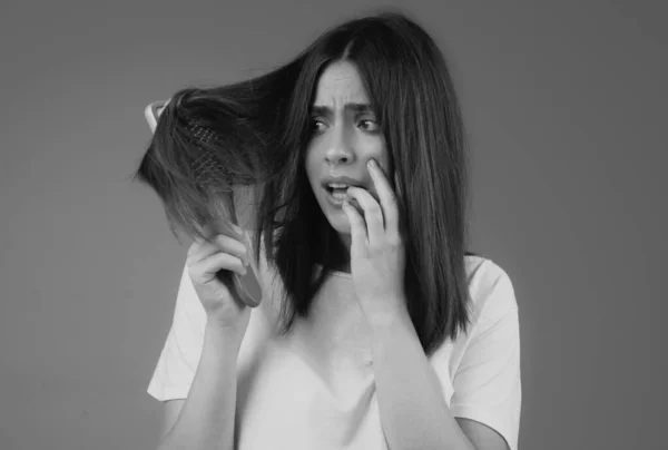 Kobieta Problemami Włosami Kobieta Wygląda Zszokowaną Utratą Włosów Koncepcja Łysienia — Zdjęcie stockowe