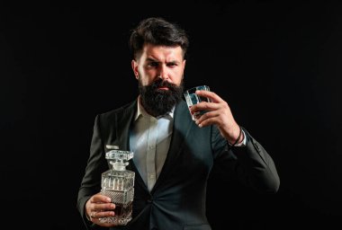 Lüks alkol içeceği. Viski barındaki çekici barmen.