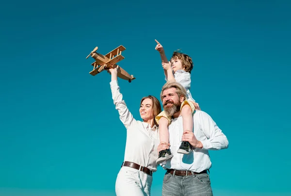 Сімейне Дозвілля Щаслива Мати Батько Маленька Дитина Іграшковим Літаком Щаслива — стокове фото