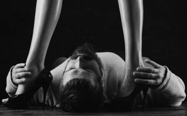 Φετίχ Πόδια Γοητευτική Γυναίκα Ψηλά Τακούνια Στον Άντρα Σέξι Άντρας — Φωτογραφία Αρχείου