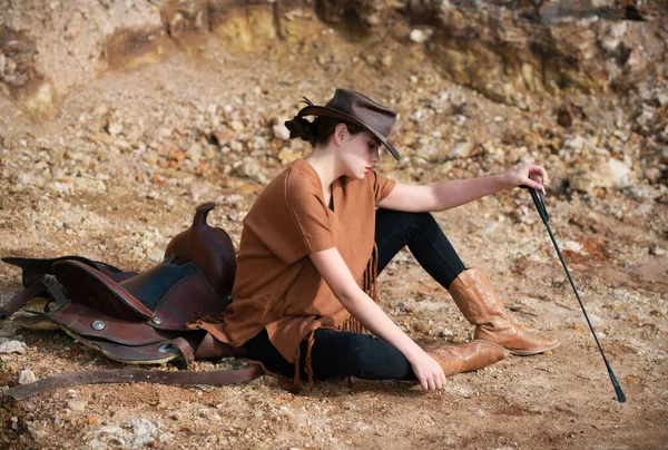 Boho Tarzında Taşralı Bir Kadın Moda Kadını Dışarıda Poz Veriyor — Stok fotoğraf