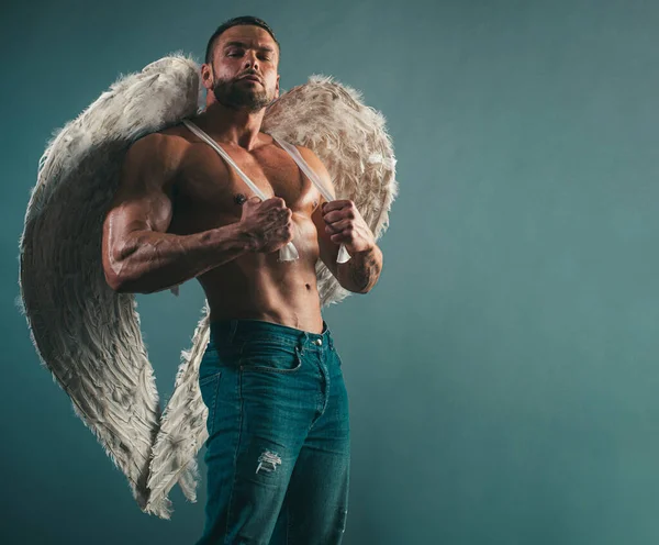 Jongeman Met Engelenvleugels Sterke Man Die Zijn Perfecte Naakte Lichaam — Stockfoto