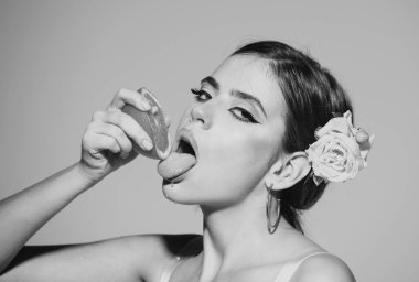 Portakal parçalarıyla oldukça çekici seksi bir kadının portresi. Gri arka planda, fotokopi alanı ile izole edilmiş.