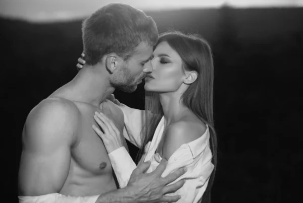 性感的吻男人吻女人感情用事的夫妻轻吻着 享受着柔情和亲密 年轻性感多情的情侣 恋爱中的情人面对面 — 图库照片