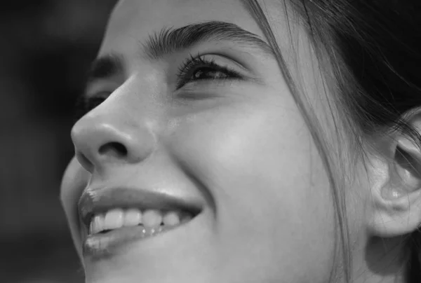 Śmiejąca Się Kobieta Portret Szczęśliwej Uśmiechniętej Dziewczyny Wesoła Młoda Piękna — Zdjęcie stockowe