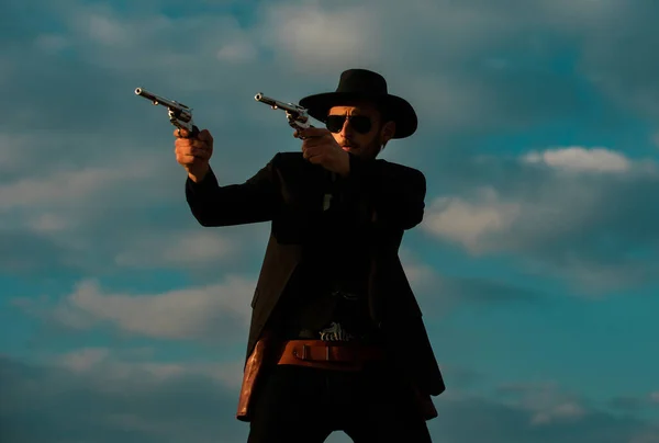Стрельба Ковбоя Офицер Шерифа Черном Костюме Ковбойской Шляпе Человек Пушками — стоковое фото