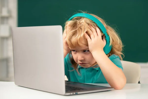 Criança Triste Com Raiva Usando Computador Portátil Garoto Estudando Através — Fotografia de Stock