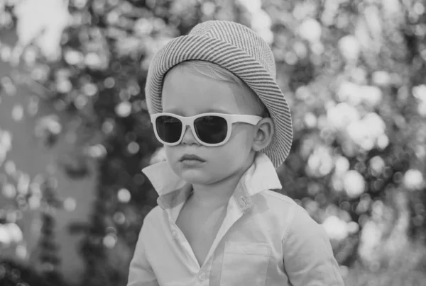 Moda Infantil Niño Feliz Gafas Sol Sombrero Adorable Niño Encantador — Foto de Stock