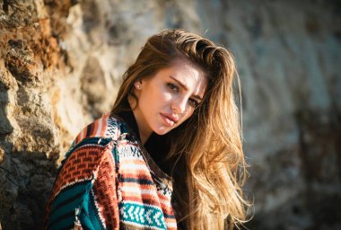 Boho tarzı süveter giyen güzel bir kadın. Dışarıdaki moda elbiseli kadın manken.