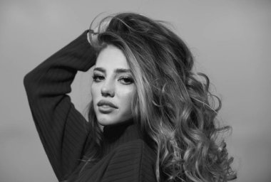 Parlak saçlı güzel bir kadın. Genç kızın güzel yüzü. Kadın portresi.