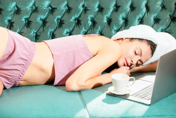 Ontspannen Jonge Sexy Vrouwelijke Modellen Met Laptop Koffie Slaapkamer Ochtend — Stockfoto
