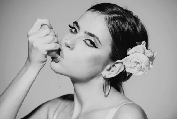Close Portret Seksownej Kobiety Stylowym Makijażem Pięknej Twarzy Wyciskając Sok — Zdjęcie stockowe