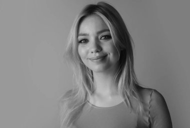 Mavi gözlü güzel bir kadının portresi. Moda mankeni kadın yüzü. Stüdyoda izole edilmiş güzel bir genç kızın portresi. Değiştirilmemiş filtre yok