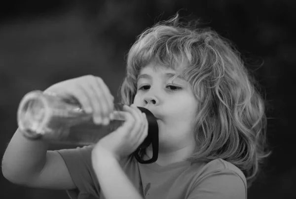 Child Drinking Water Bottle Outdoor Park Kid Drinking — ストック写真