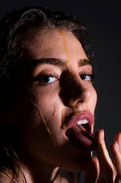 Sensuella Unga Kvinna Ansikte Med Honung Droppe Närbild Sexig Modell — Stockfoto
