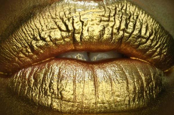 光沢のある豪華な口 黄金の構成 カラフルなセクシーな唇 黄金の芸術 唇に金の明るい化粧 — ストック写真