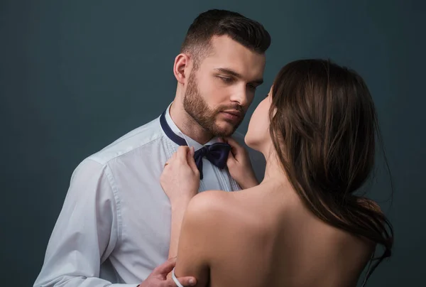 情熱的なカップル ロマンチックな恋人 女は男のネクタイ 弓のネクタイを持っています セクシーエレガントな人々で柔らかい情熱 — ストック写真