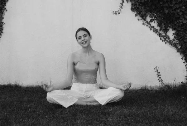 Meditazione Yoga Donna Nel Parco Primaverile Donna Yoga Che Estende — Foto Stock