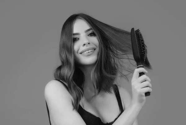 Attraktive Frau Beim Haare Kämmen Schöne Mädchen Kämmt Haare Haarpflegekonzept — Stockfoto