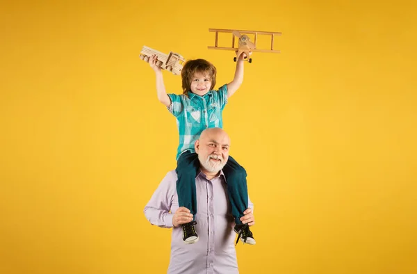 Kleinzoon Kind Grootvader Met Speelgoed Vliegtuig Houten Speelgoed Vrachtwagen Mannen — Stockfoto