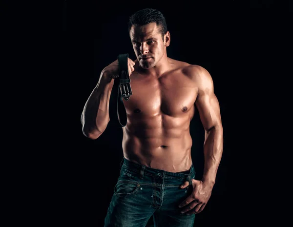 ハンサムな筋肉質の男がポーズ 男でジーンズとともに完全な腹部の筋肉 — ストック写真