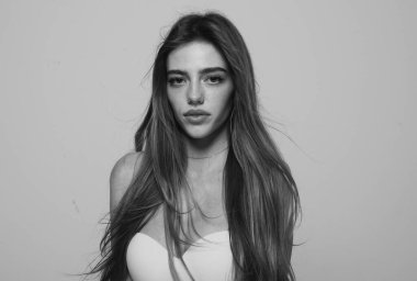 Güzel, romantik bir kadın yakın plan çekimde. Güzel bir kadın modelin güzel portresi. Stüdyo arka planında manken kız portresi