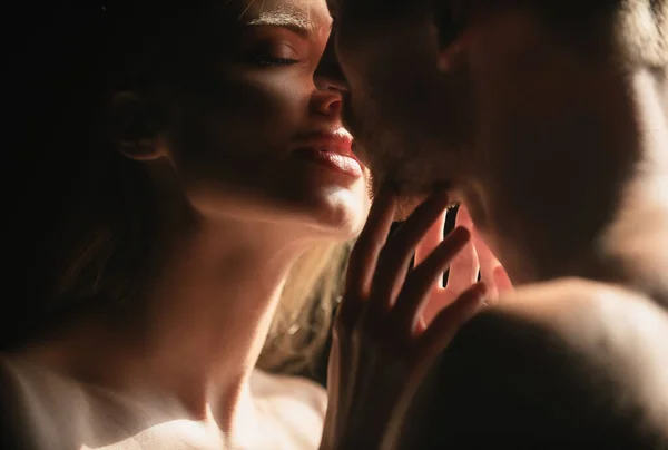 性感女人的唇带着温柔的激情 恋爱中的浪漫夫妻彼此凝视着对方 拥抱并亲吻着黑色的背景 — 图库照片
