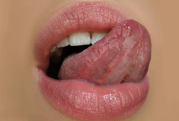 Чувственный Облизывание Красные Губы Сексуальные Женщины Открывают Рот Облизывают Язык — стоковое фото