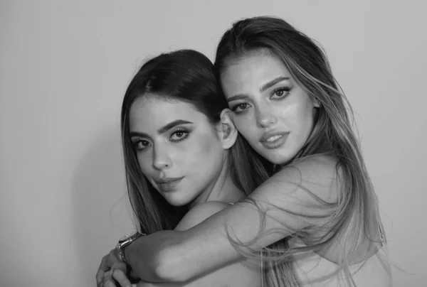 两个漂亮性感的年轻女子拥抱的肖像 两个漂亮女人的性感脸两个有着自然皮肤的姐妹模型的美丽肖像 Lgbt Tolerance Lesbians Couple Love Concept — 图库照片