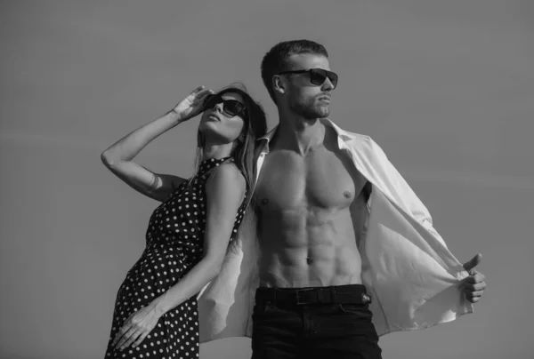 Nahaufnahme Outdoor Modeporträt Eines Stilvollen Jungen Hübschen Paares Verliebten Umarmungen — Stockfoto