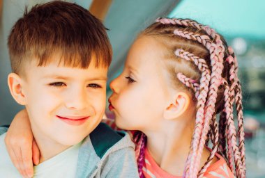 Çocuklar uyumadan önce oturma odasındaki ev yapımı çadırda kucaklaşırlar. Çocuk pijama partisi. Çocuklar için pijama. Tiphouse 'daki küçük kızlar. Kardeşler ya da en iyi arkadaşlar vakit geçirir. Gülen kardeş ve...