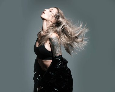 Moda elbisesi giyen çekici bir kadın. Stüdyoda manken. Moda Modeli