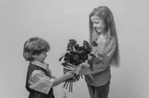 Маленький Хлопчик Трояндою Своєї Дівчинки Підлітка Романтичних Дітей Романтичний Хлопчик — стокове фото