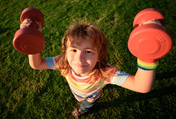 Divertente Sport Infantile Ragazzo Con Manubri Nel Parco Ragazzino Forte — Foto Stock