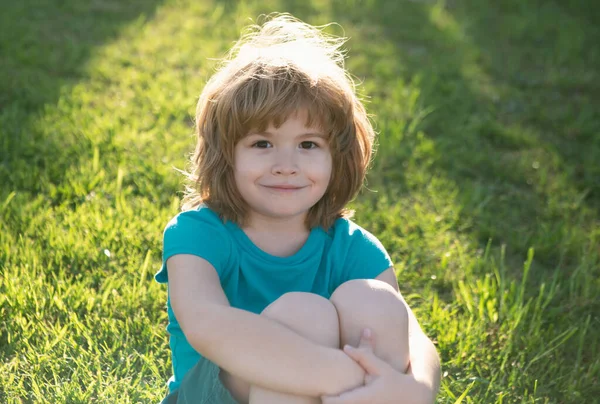 Glückliches Kind Entzückendes Schönes Kind Auf Gras Fröhliches Porträt Eines — Stockfoto