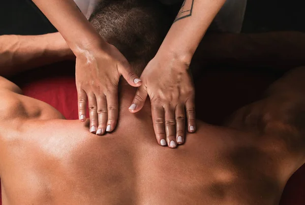 Massage Gespierde Schouder Close Masseren Schouderspier Sportmassage Therapeut Werkt Met — Stockfoto