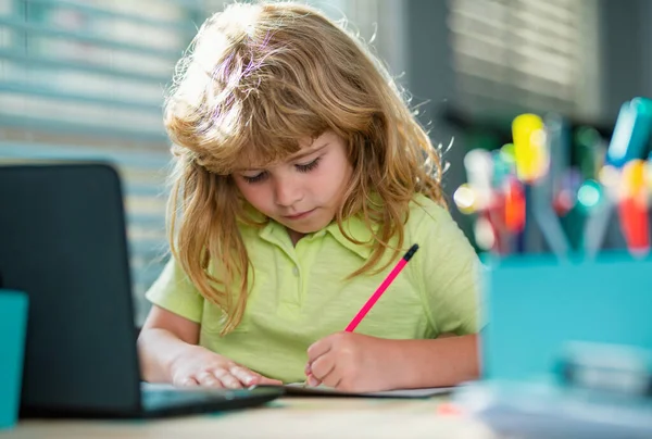 孩子在学校写作 一个学龄儿童在家里做作业 一个小男孩坐在桌旁做作业的画像 聪明的孩子一个人在家做逻辑练习 — 图库照片